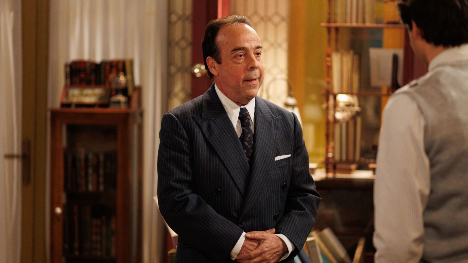 Don Salvador presenta a su hijo, Salvita - Salón de té La Moderna | Ver