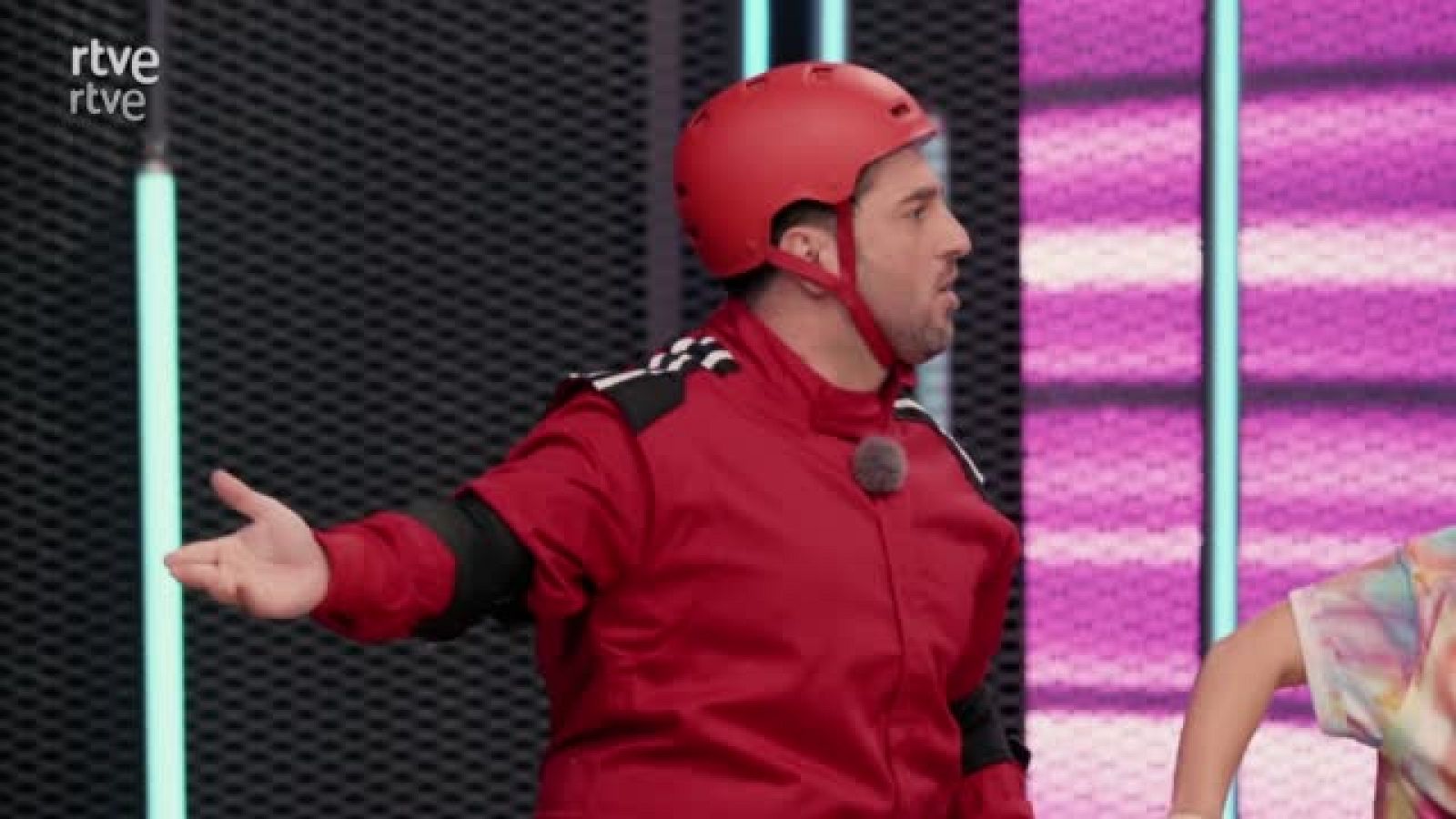 David Bustamante se desliza, literalmente, en 'Invictus' - Invictus, ¿te atreves? | Ver