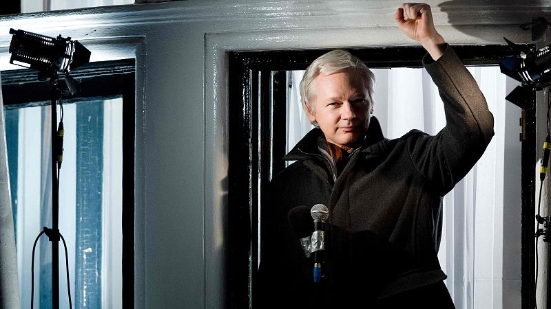 Assange sale de prisión tras llegar a un acuerdo con EE.UU.