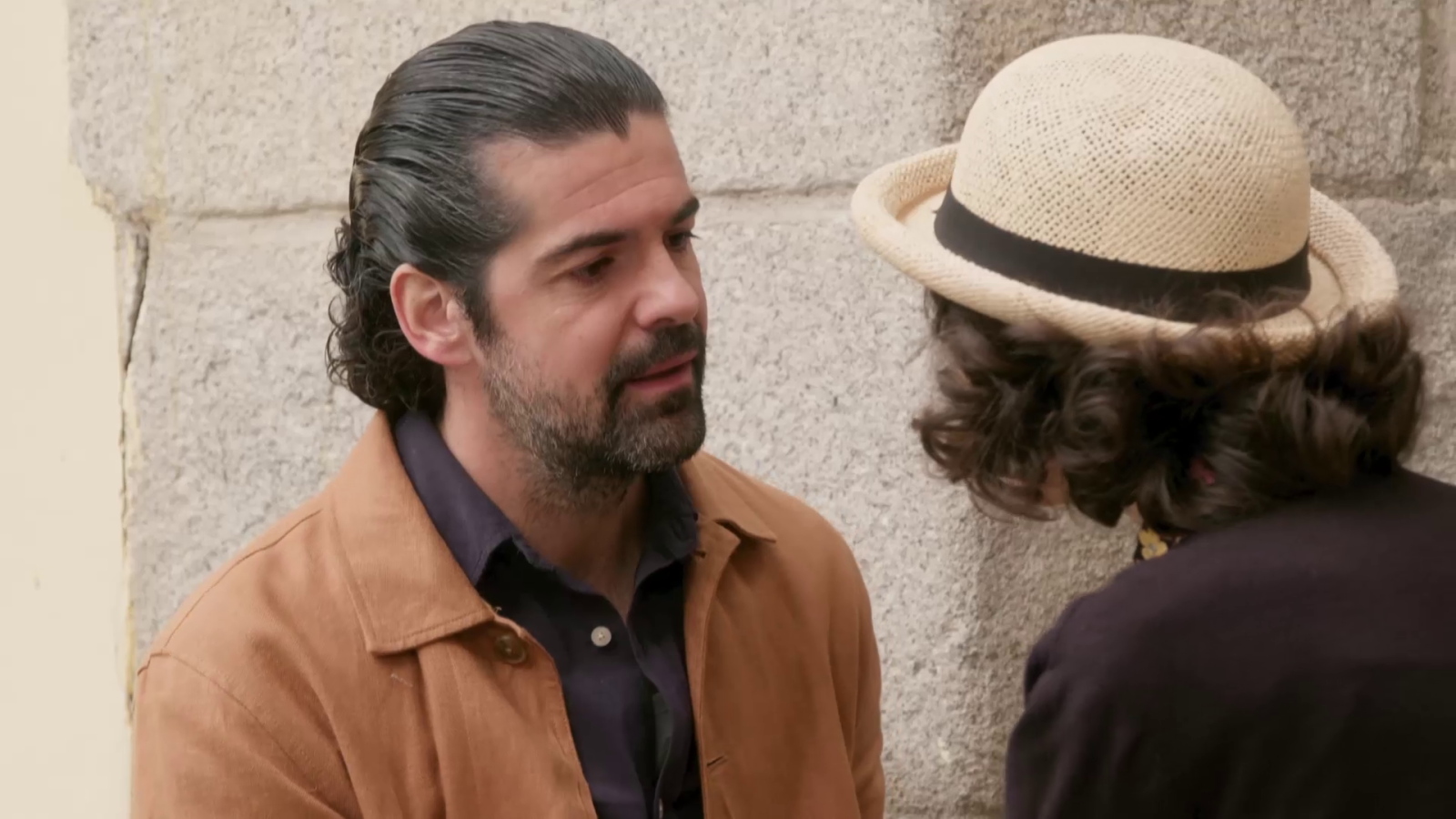 César sorprende a Inés por la calle - Salón de té La Moderna | Ver