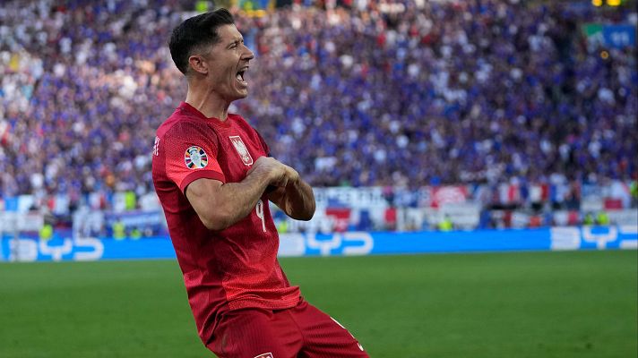 Eurocopa - Lewandowksi consigue marcar, a la segunda, el penalti que daba ponía el 1-1 con Francia