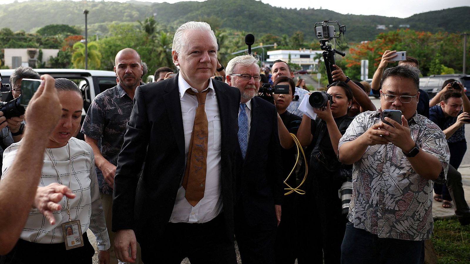 Una jueza de EE.UU. permite a Assange regresar a Australia "como un hombre libre" | Ver