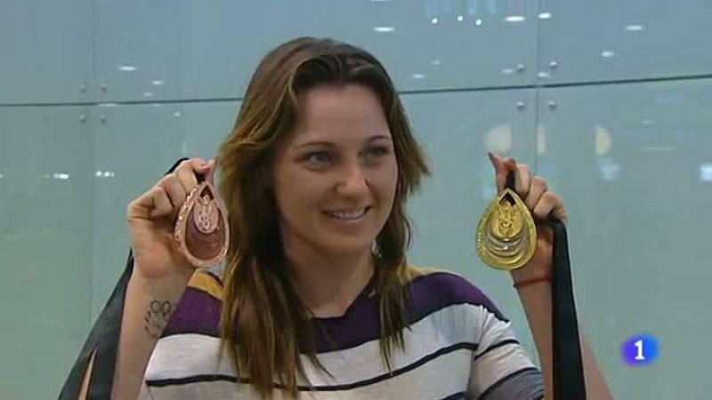Melani Costa luce ya sus medallas en casa | Ver