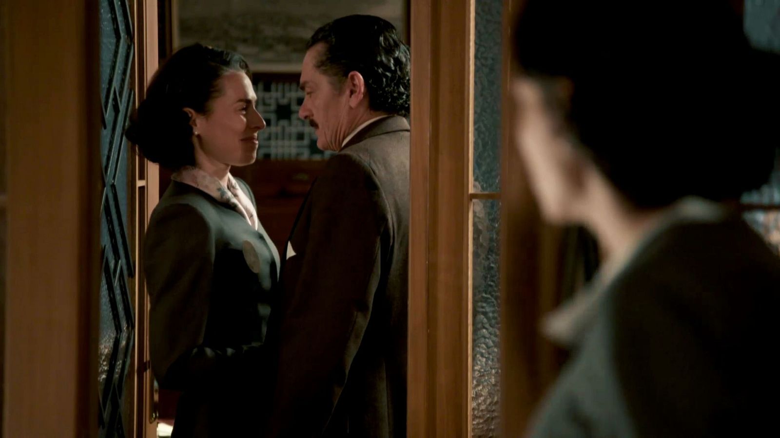 Doña Lázara besa en la mejilla a don Fermín - Salón de té La Moderna | Ver