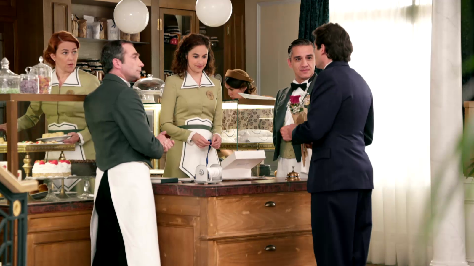 Miguel le da una rosa a Trini delante de todos - Salón de té La Moderna | Ver