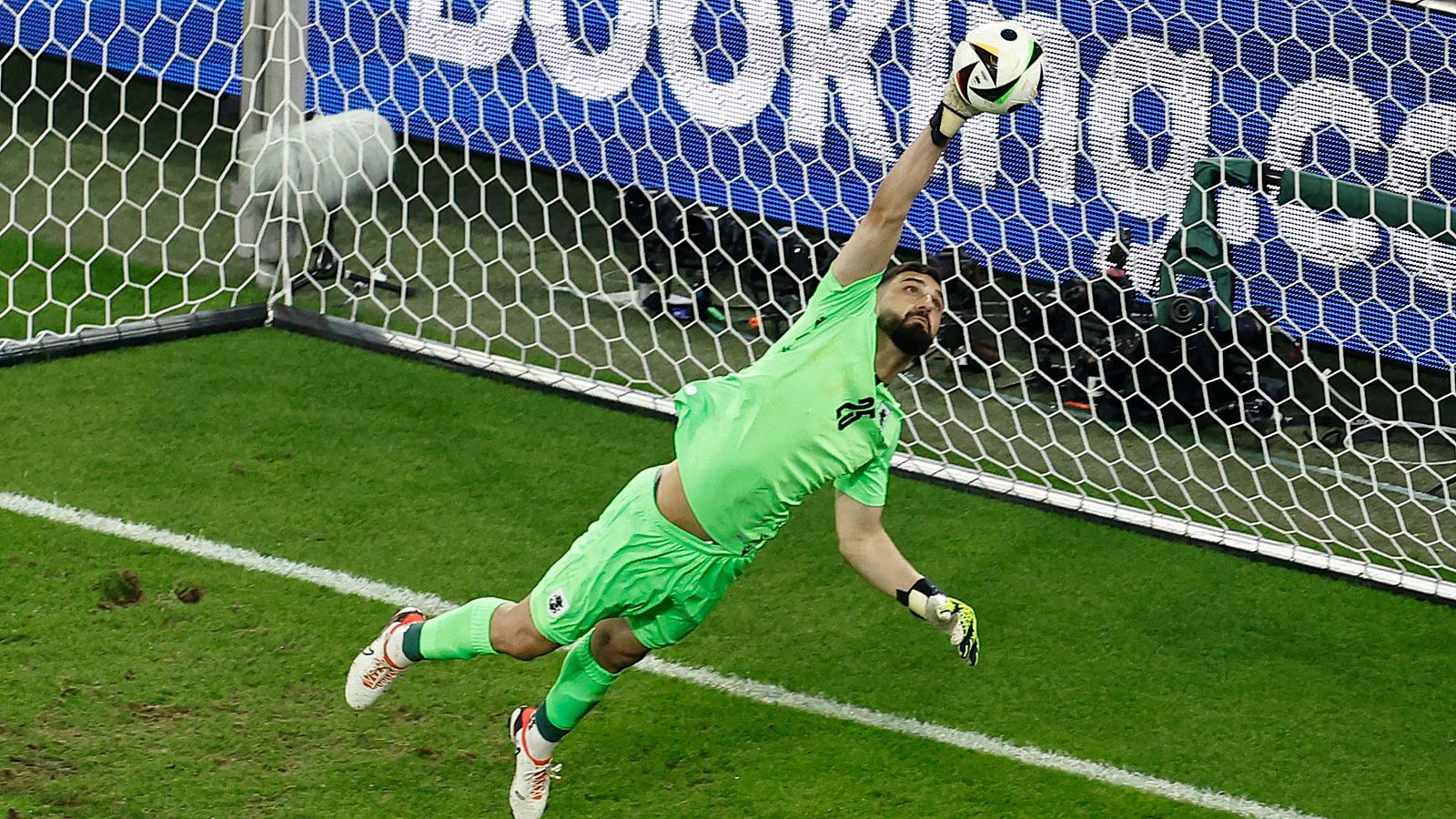 Parada de Mamardashvili (53') Georgia - Portugal (1-0) | Eurocopa 2024 - Eurocopa | Ver