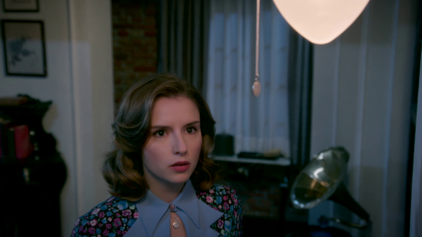 Matilde encuentra la medalla de doña Carla en su casa - Salón de té La Moderna | Ver