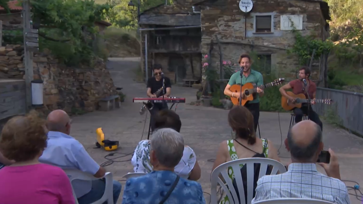 Telediario 1 - Antes de actuar en el Bernabéu, Manuel Carrasco da un concierto para 15 personas en un pueblo de Zamora