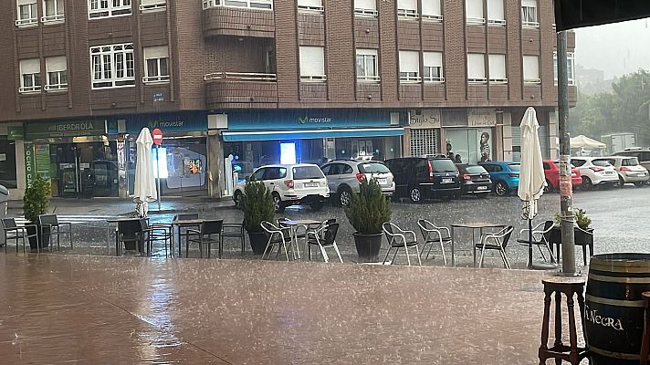 El tiempo - Nubosidad y chubascos acompañados de tormenta con bajada de temperaturas para hoy viernes