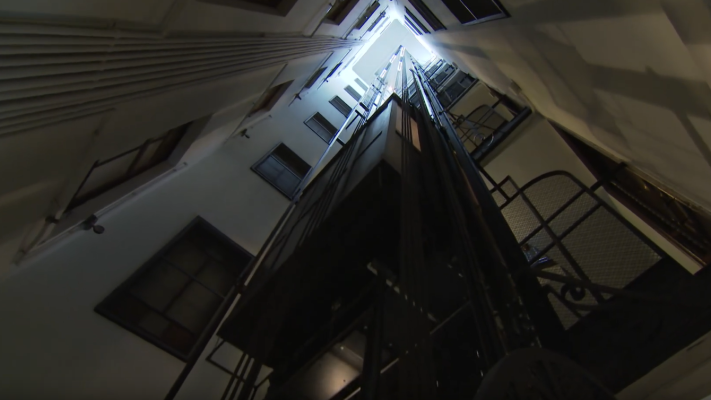 Telediario 1 - La nueva normativa de ascensores provee de medidas de seguridad para reducir los accidentes