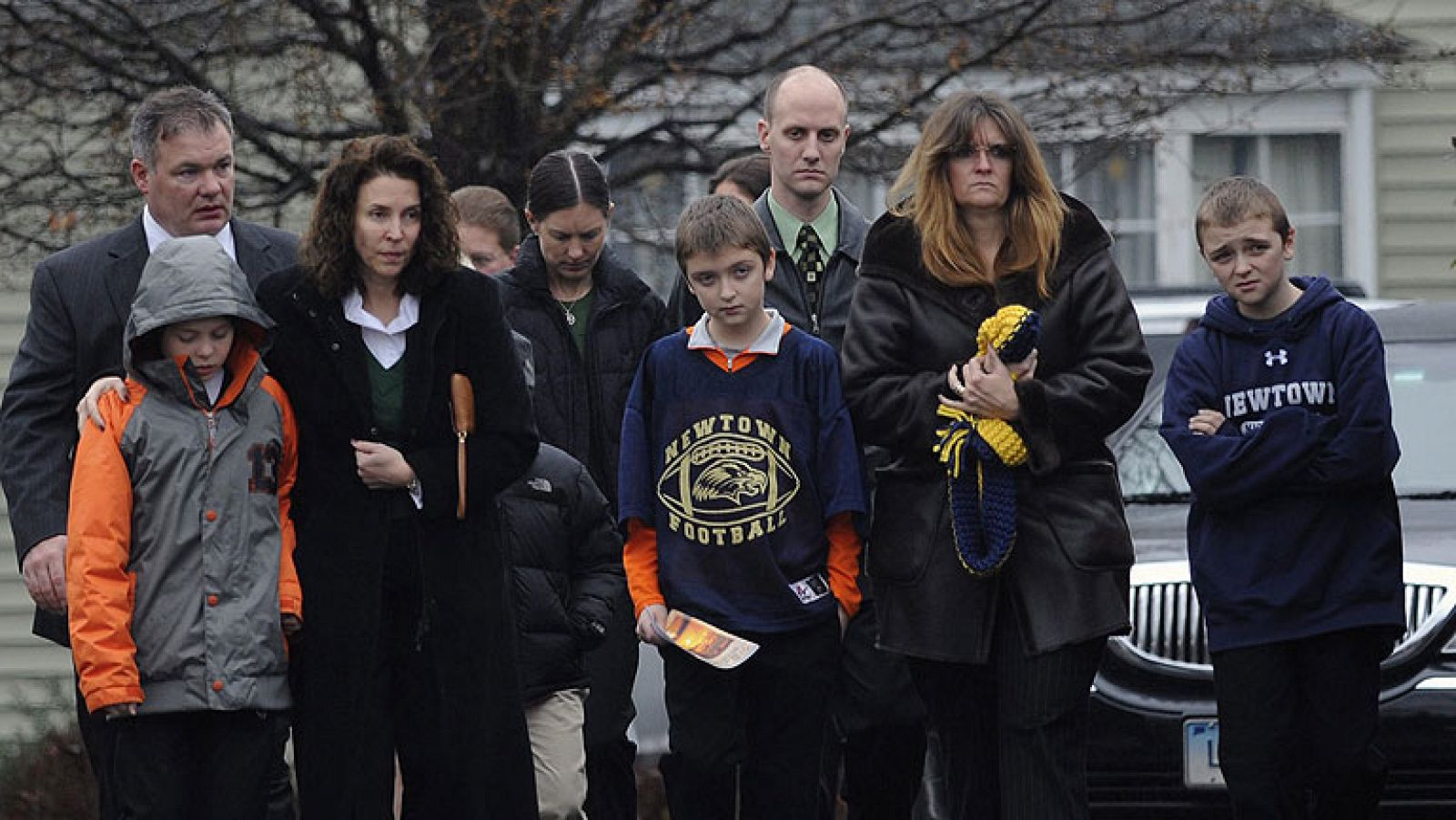 Newtown inicia la difícil tarea de enterrar a los más pequeños de la masacre