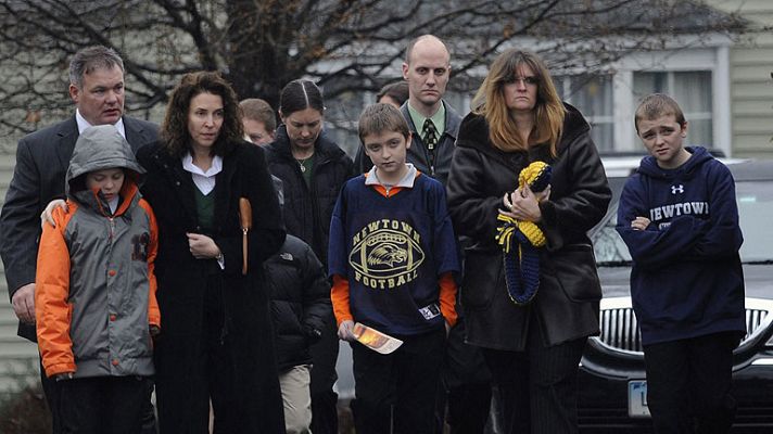 Telediario 1 - Newtown inicia la difícil tarea de enterrar a los más pequeños de la masacre