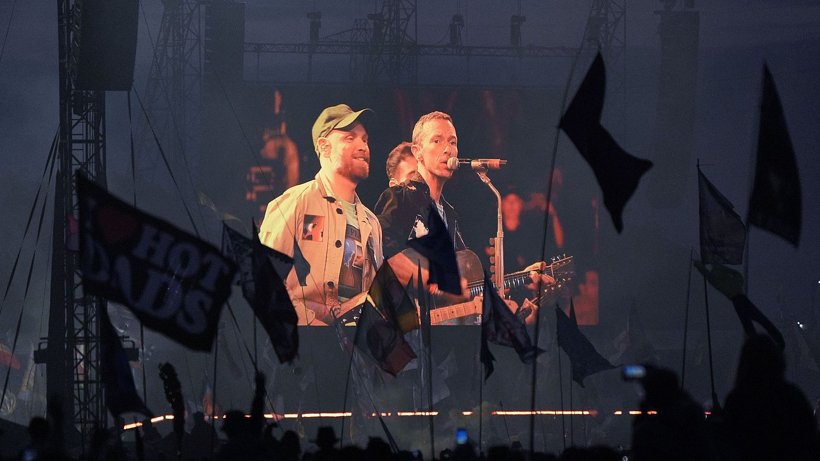 Coldplay sube a Michael J. Fox al escenario de Glastonbury | Ver