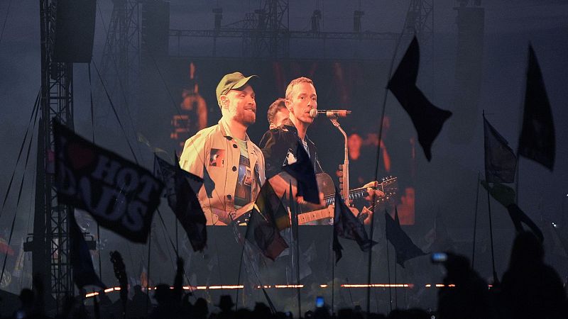 Coldplay sube a Michael J. Fox al escenario de Glastonbury | Ver