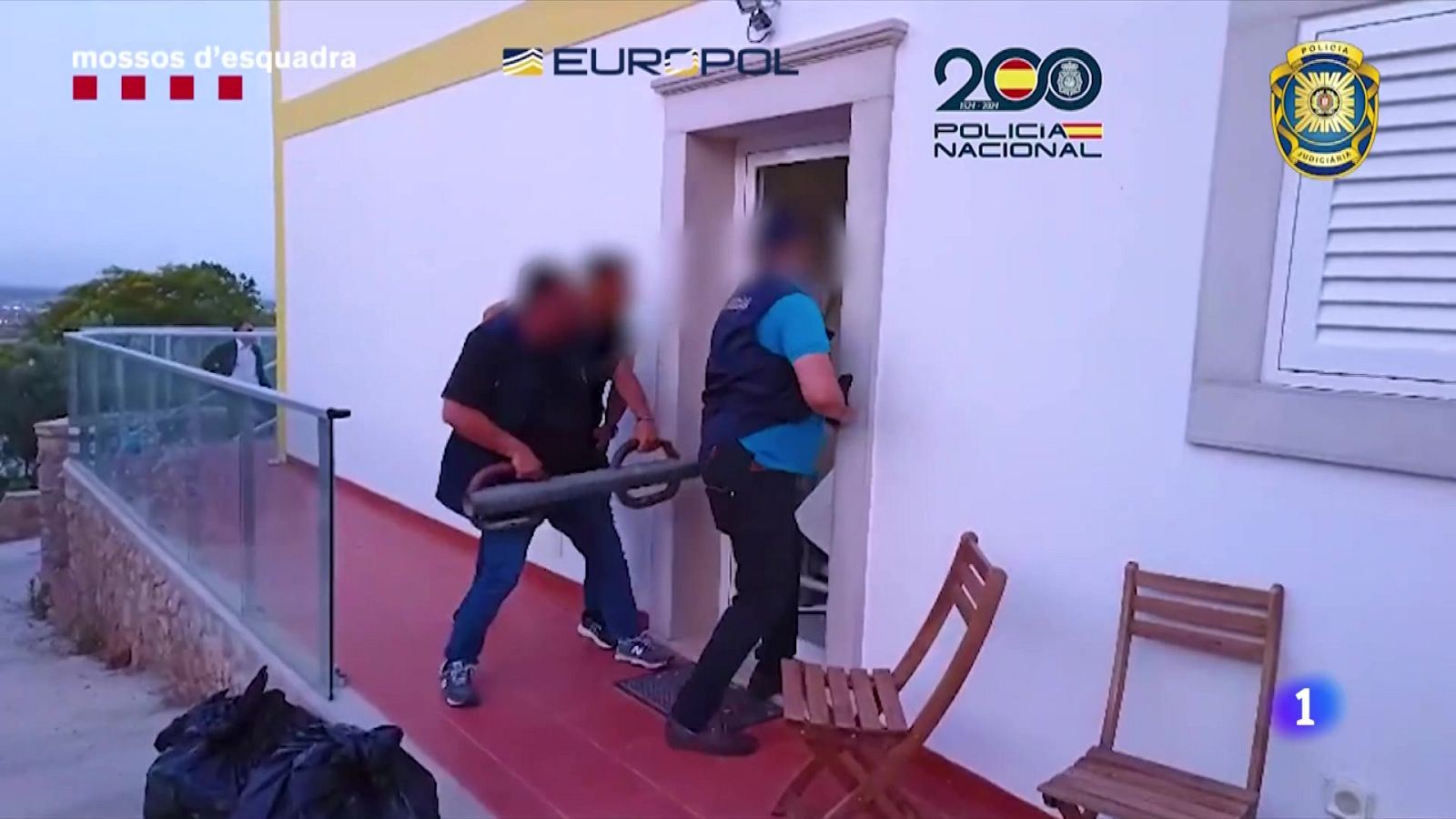 Desmantellada una banda que estafava gent gran per telèfon - L'Informatiu | Veure