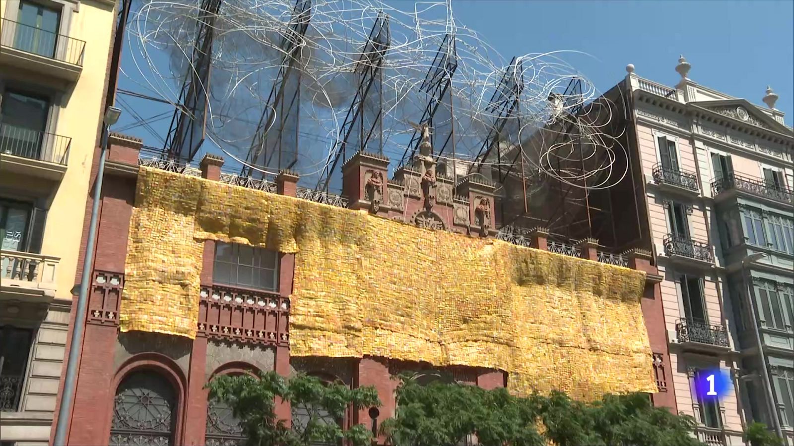 'Més enllà de la pell': una catifa cobreix la façana del Museu Tàpies - L'Informatiu | Veure