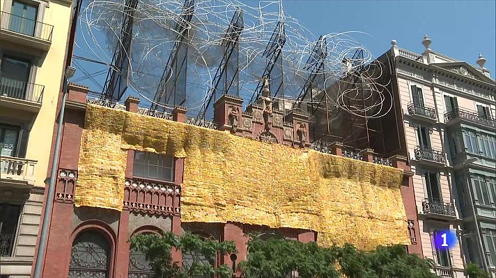 L'Informatiu - 'Més enllà de la pell': una catifa cobreix la façana del Museu Tàpies