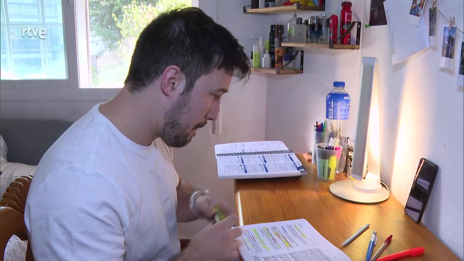 El trabajo de opositar - Aquí hay trabajo | Ver