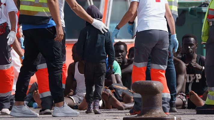 Telediario 1 - Lanzarote se declara en "emergencia social" ante la situación de los menores migrantes en la isla