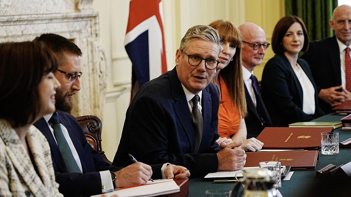 Telediario Fin de Semana - El Gobierno de Starmer comienza a trabajar y confirma que abandona el plan de deportar inmigrantes a Ruanda