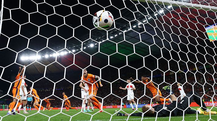 Eurocopa - Perfecto centro de Memphis Depay y cabezazo de De Vrij para el 1-1 del Países Bajos - Turquía