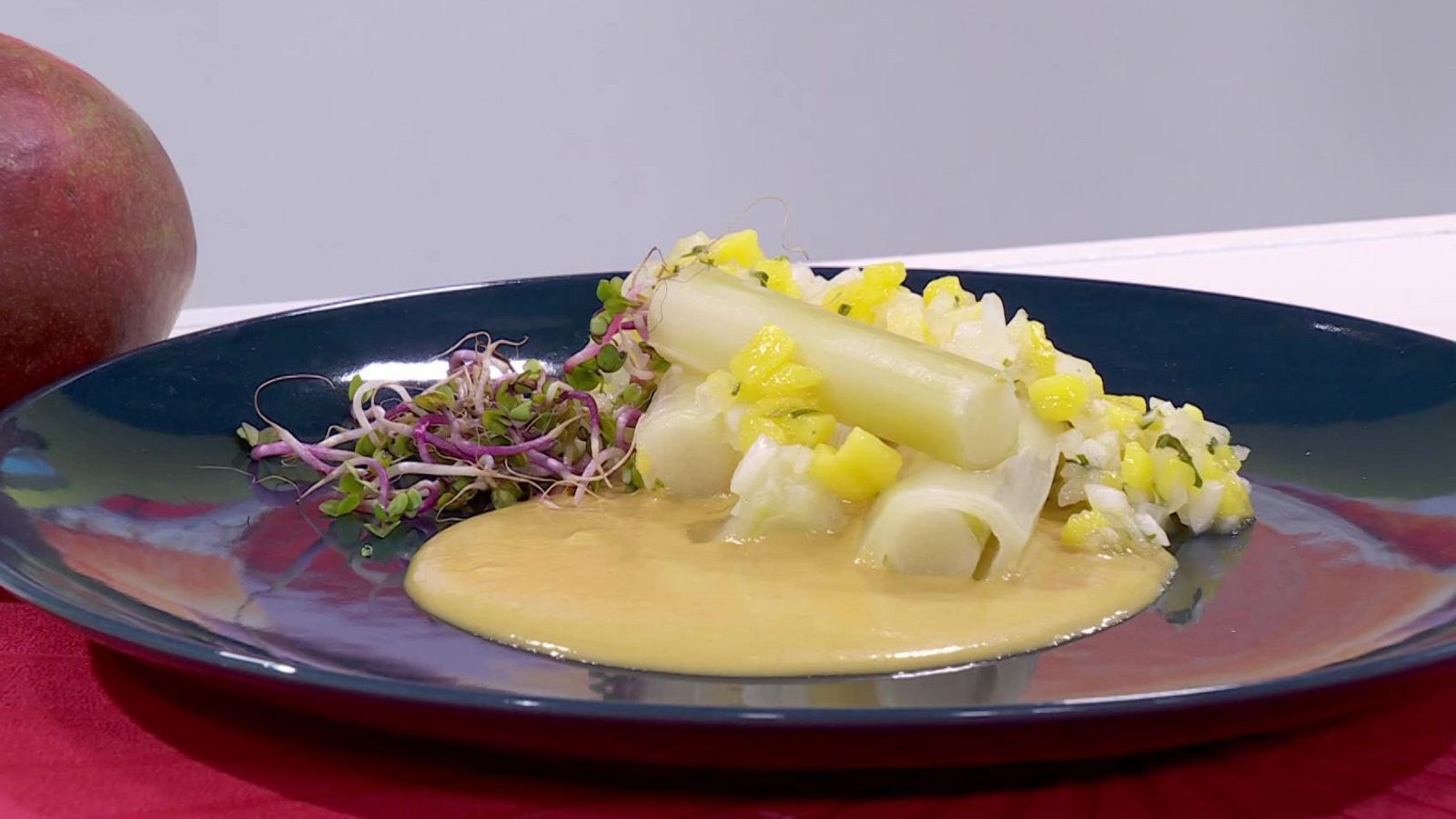 Receta de puerros al vapor con salsa de mango - Saber vivir | Ver