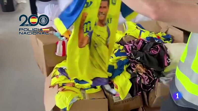 Macrooperació de la Policia Nacional contra la venda de falsificacions esportives a Catalunya - L'Informatiu | Veure