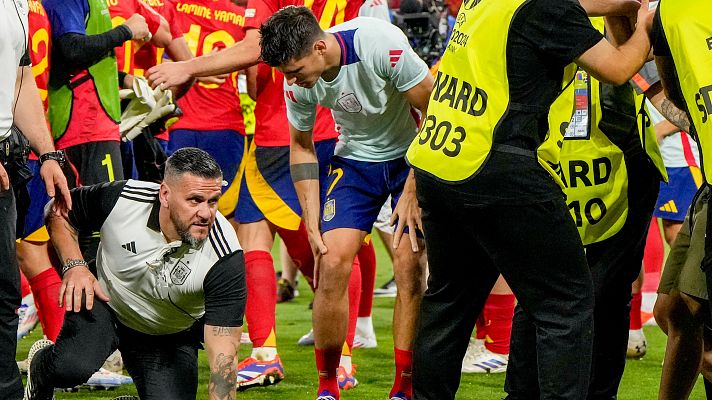 Eurocopa - Morata sale cojeando de la semi tras un golpe de un steward