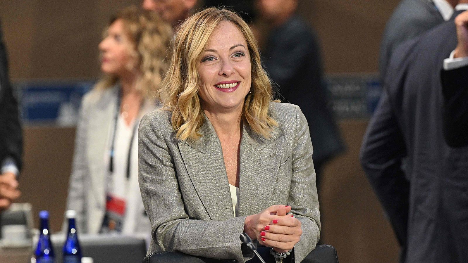 Giorgia Meloni, tras tocar techo vive horas bajas | Ver