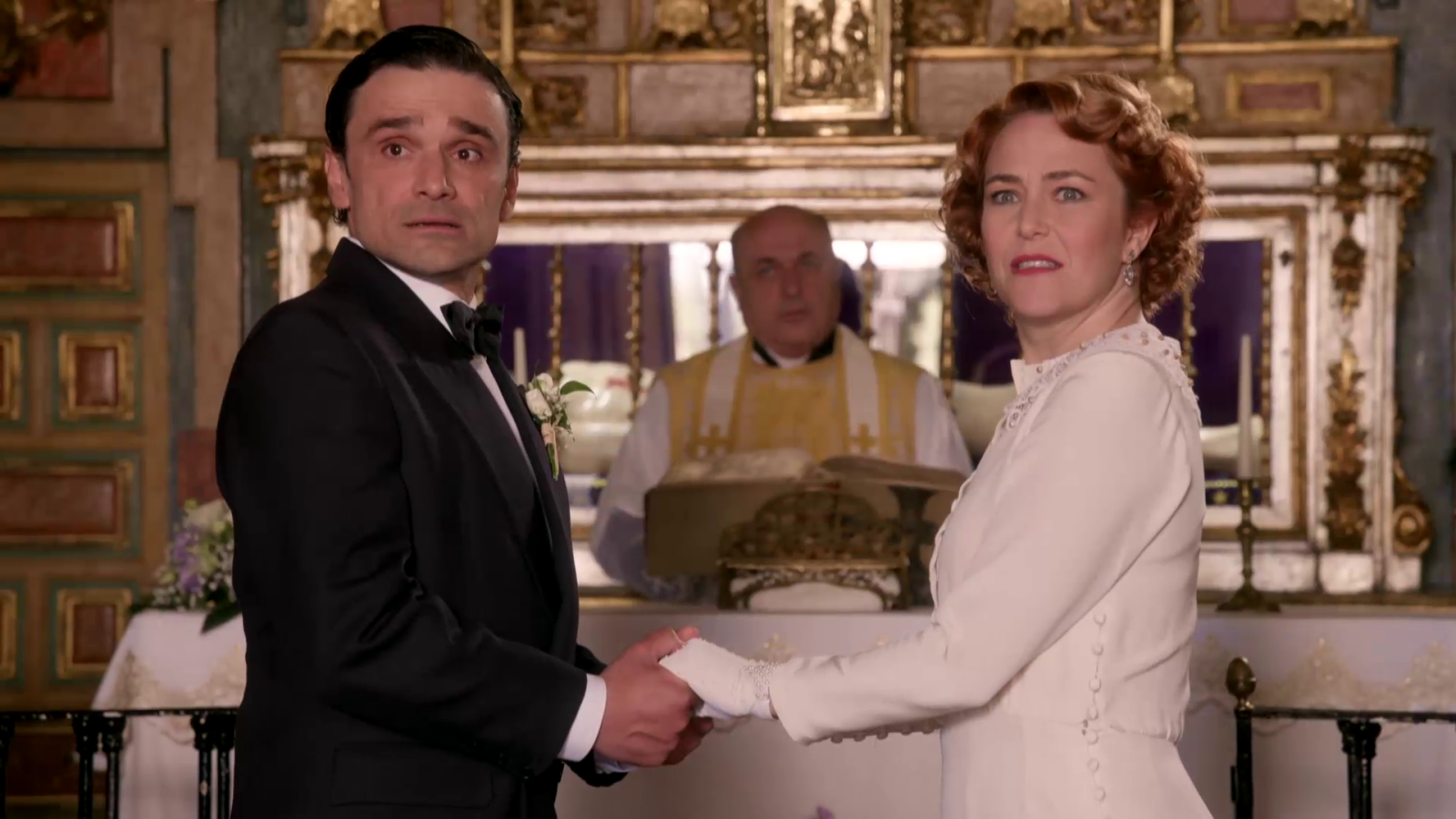 La mujer de Pietro interrumpe la boda de Antonia y el pastelero - Salón de té La Moderna | Ver