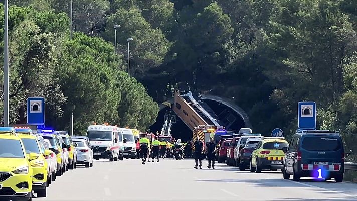 L'Informatiu - Tres ferits crítics en l'accident d'aquest autocar a la C-32 a Pineda de Mar