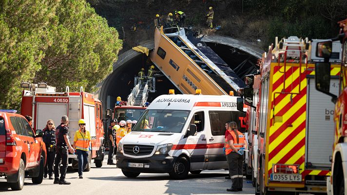 Telediario 1 - Tres heridos críticos y 22 graves al empotrarse un autocar en un túnel en el Maresme