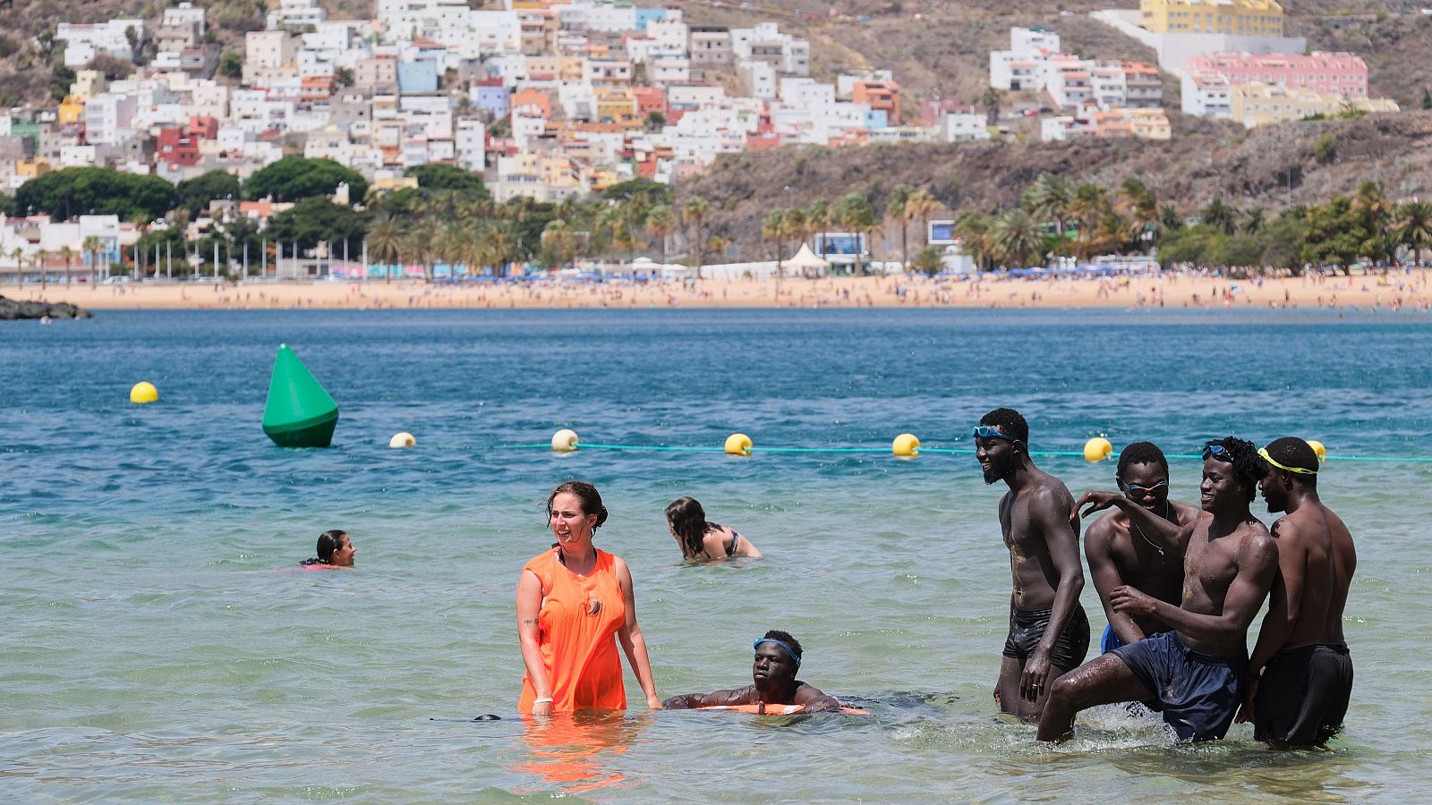 Proyecto Agua, una idea para integrar y reconciliarse con el mar para personas migrantes - La tarde en 24h | Ver