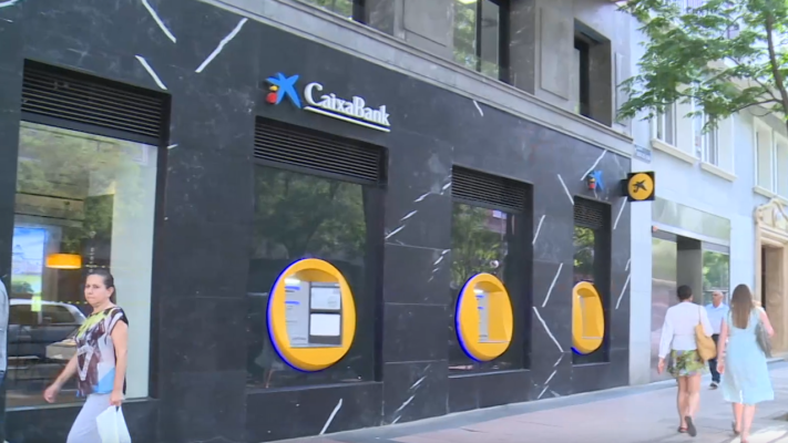 Telediario 2 - Los créditos al consumo aumentan entre las empresas y las familias por primera vez desde 2021