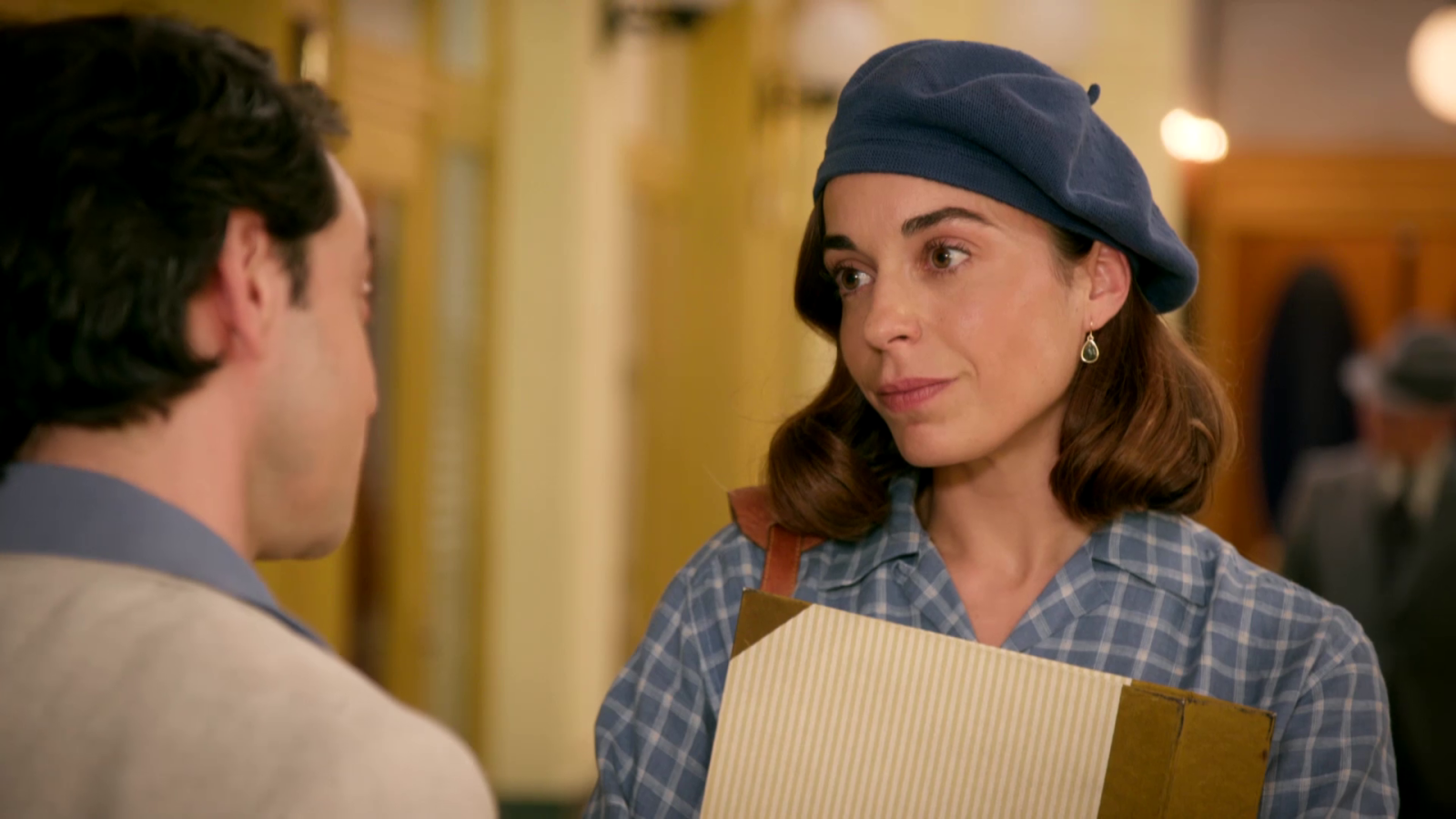 Celia decide ayudar a Agustín - Salón de té La Moderna | Ver