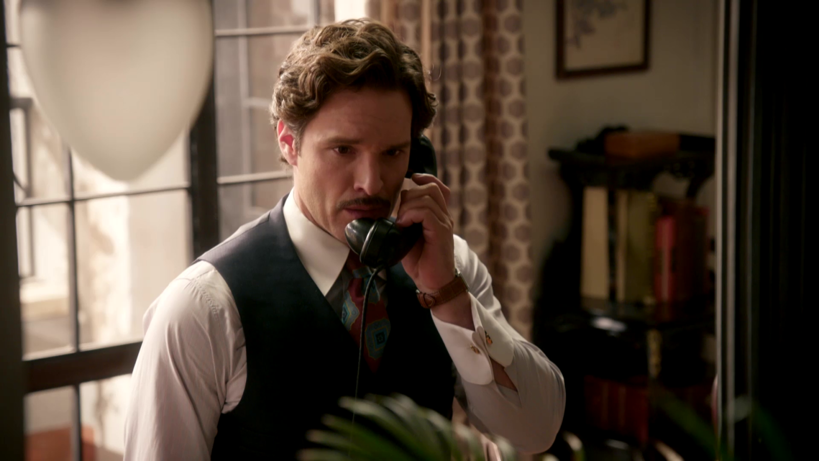 Íñigo decide ingresar a Matilde en el sanatorio - Salón de té La Moderna | Ver