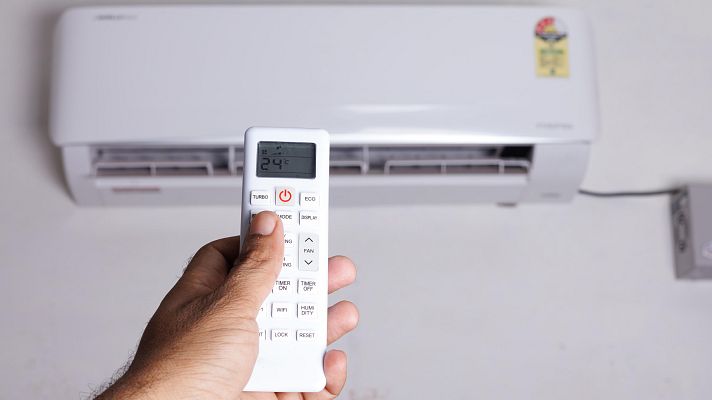 Telediario 1 - Revisar la tarifa de luz o cerrar las persianas: consejos para poder ahorrar en el aire acondicionado