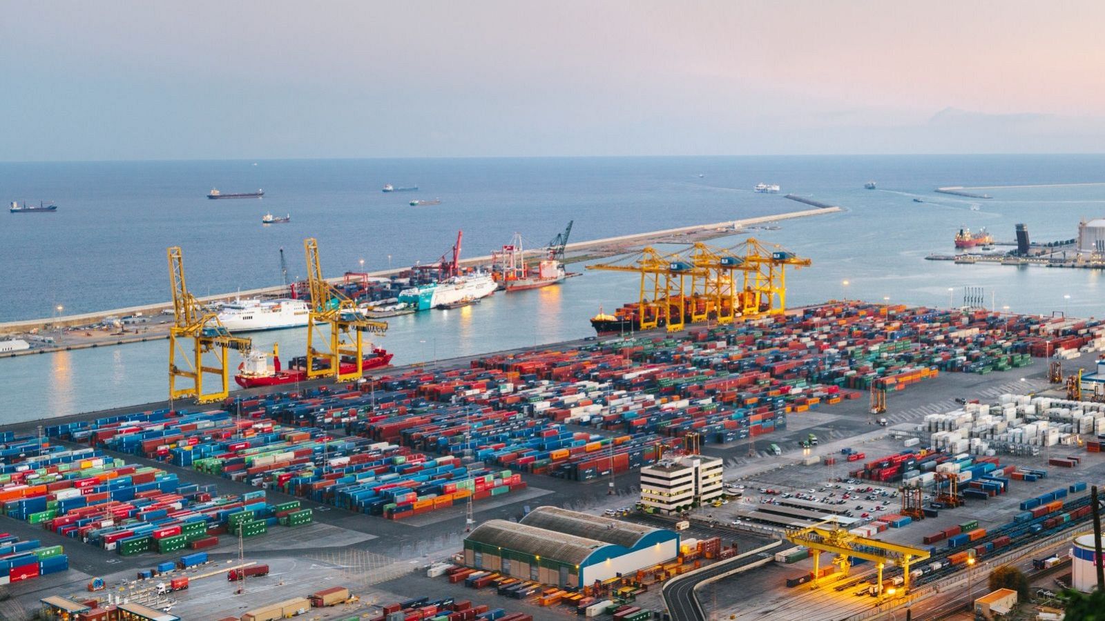 Rècord de descàrregues al Port de Barcelona - L'Informatiu | Veure