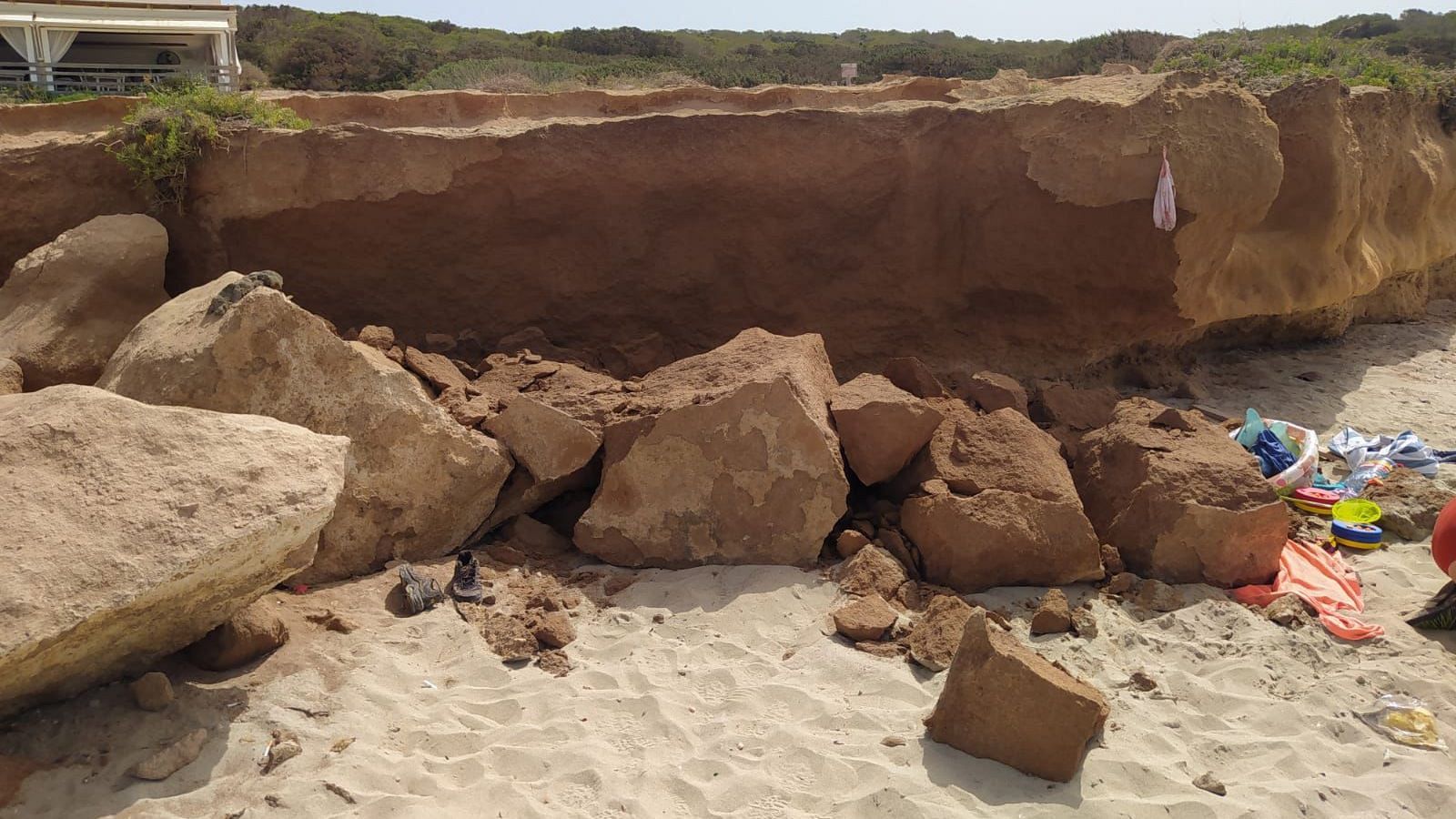 Muere la bebé herida por un desprendimiento de rocas en Formentera - Informativo 24h | Ver