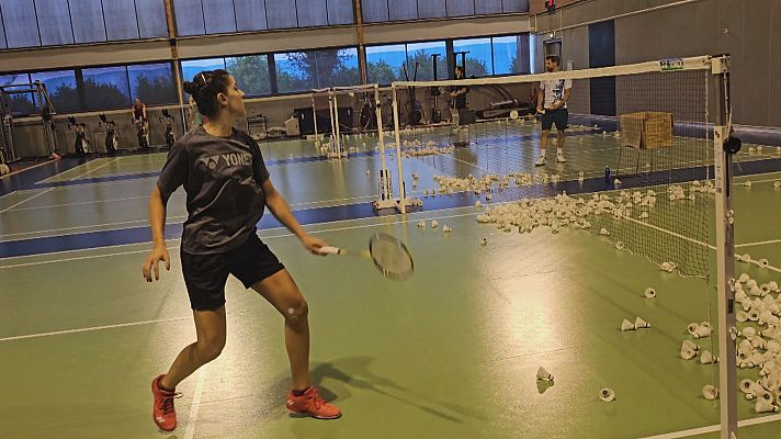Carolina Marín ya entrena \"duro\" en París antes de los Juegos | Ver