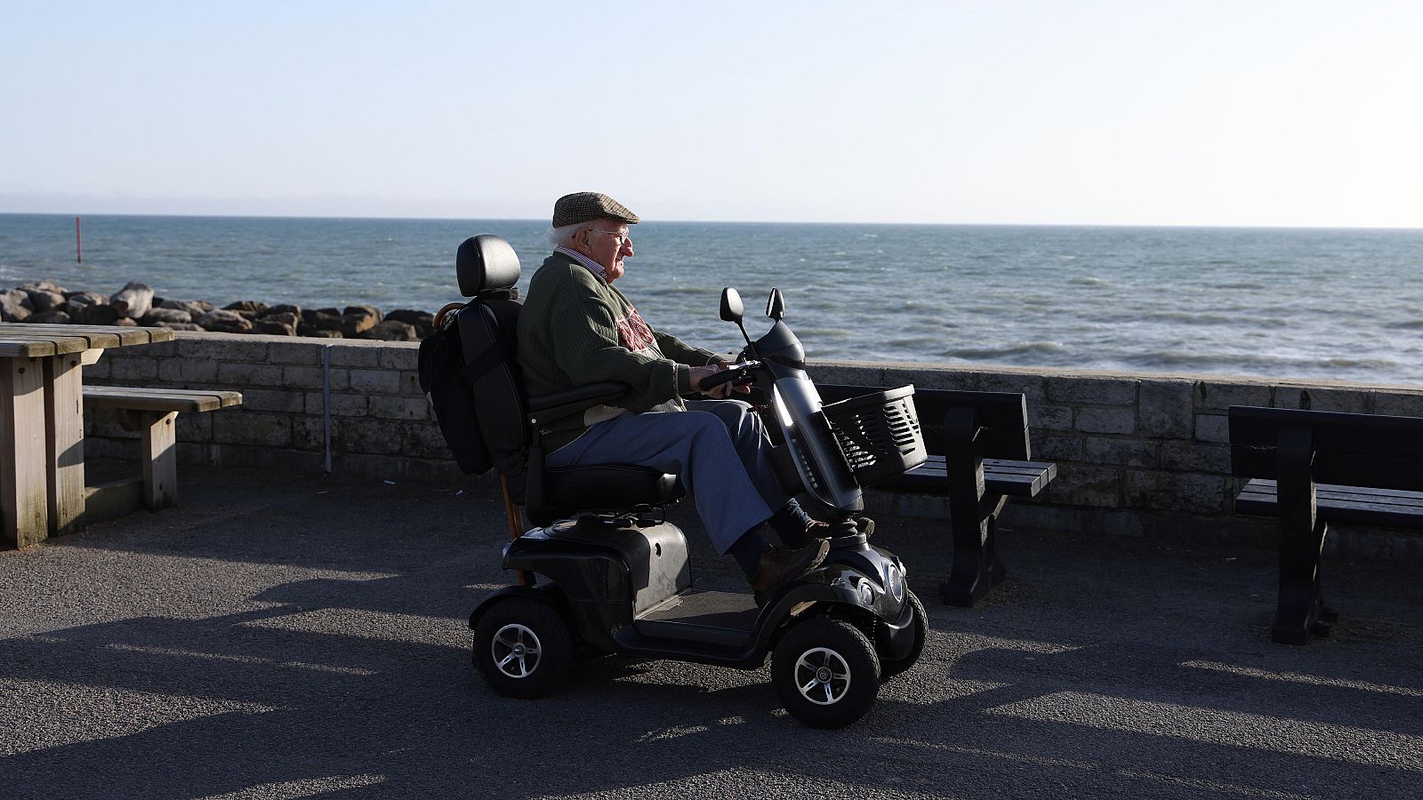 Alertan del uso indebido de 'scooters' entre los turistas en Benidorm | Ver