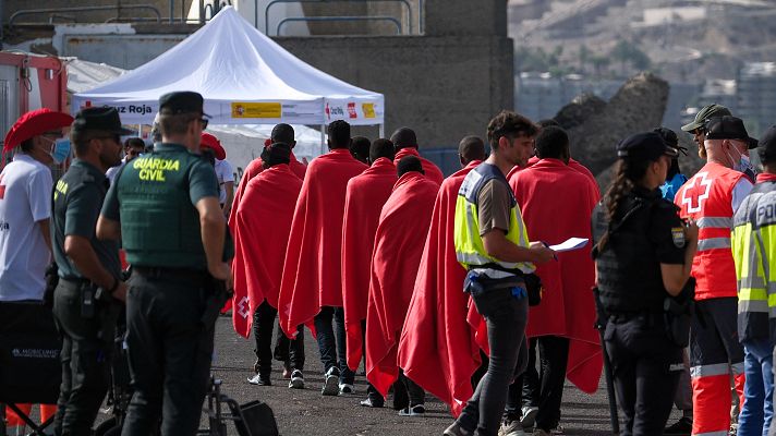 La tarde en 24h - Un cayuco llega a la playa de Las Burras, en Gran Canaria