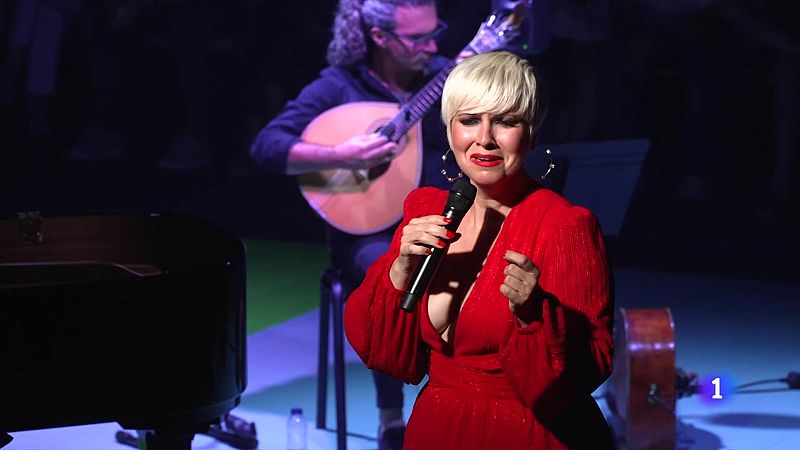 Pasión Vega interpreta cançons de pel·lícules d'Almodóvar - L'Informatiu | Veure