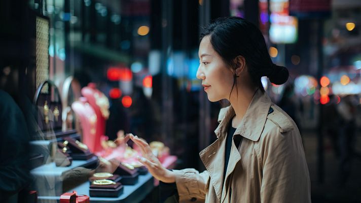 Telediario 1 - Los turistas extranjeros sitúan a España como el tercer país europeo para comprar artículos de lujo