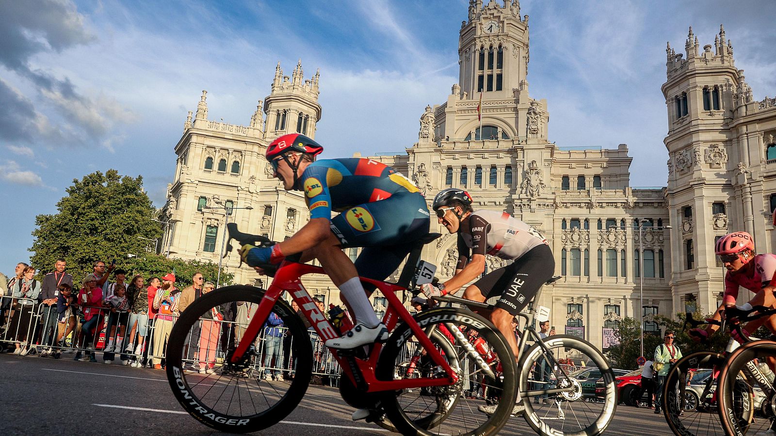 Del 17 de agosto al 8 de septiembre podrás disfrutar en RTVE y RTVE Play de la 79º edición de la carrera ciclista por etapas. Este año, comenzará en Lisboa
