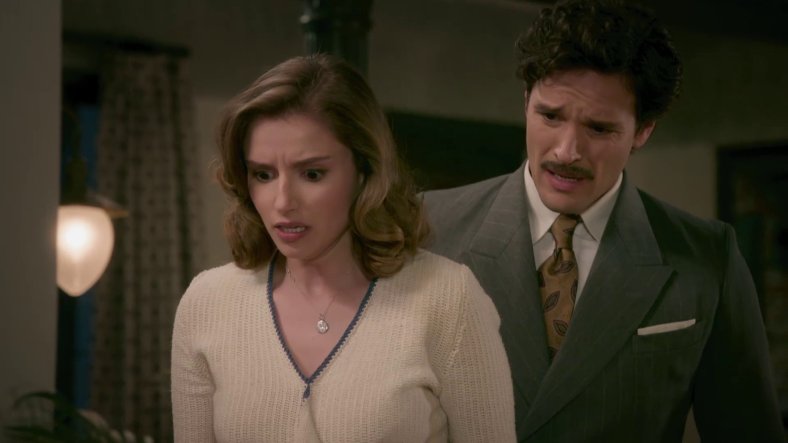 Matilde se encuentra un pájaro muerto entre su ropa - Salón de té La Moderna | Ver