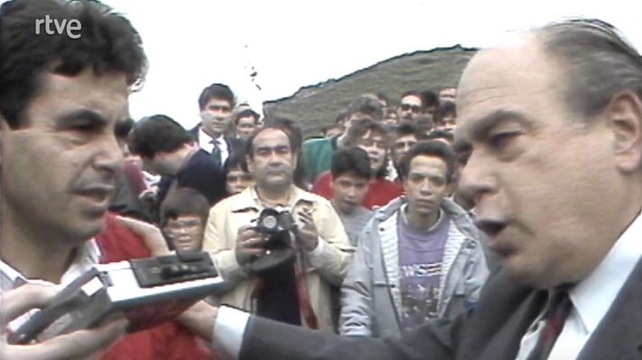  - Pujol surt del cotxe i s'encara als veïns que li tiren pedres