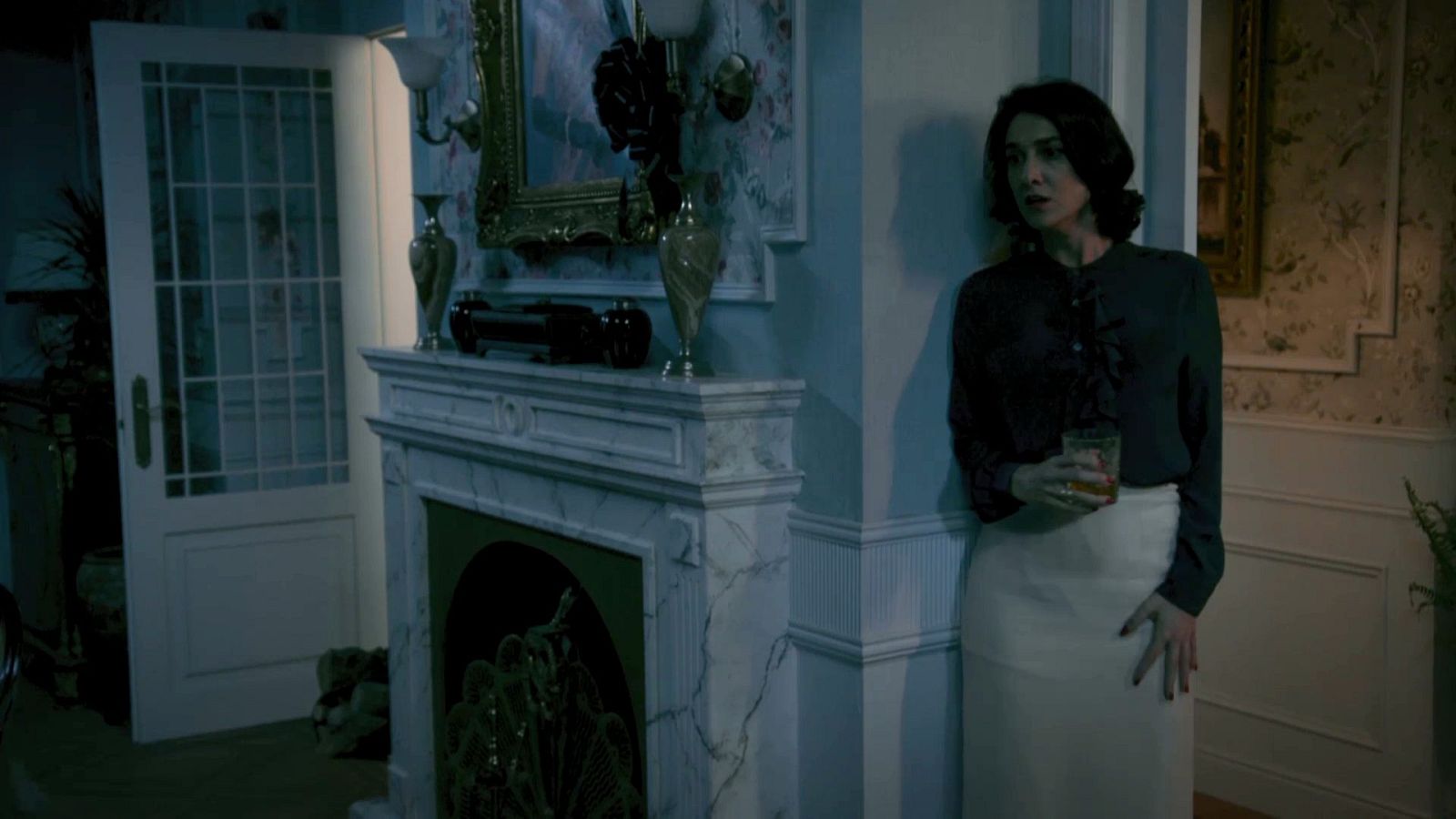 Carla está a punto de ser descubierta por Fabio - Salón de té La Moderna | Ver