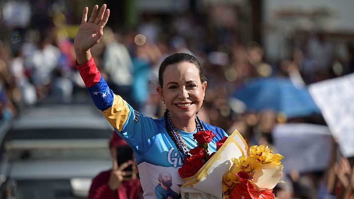 Telediario Internacional - Maduro canta victoria en Venezuela y afea a la oposición, mientras Corina Machado moviliza a los antichavistas