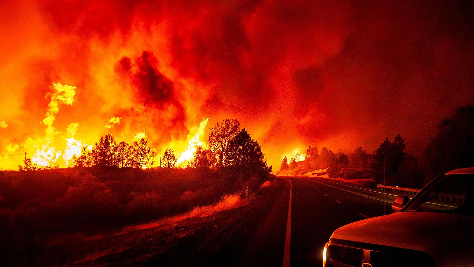 Más de 4.000 personas evacuadas por un incendio en California | Ver